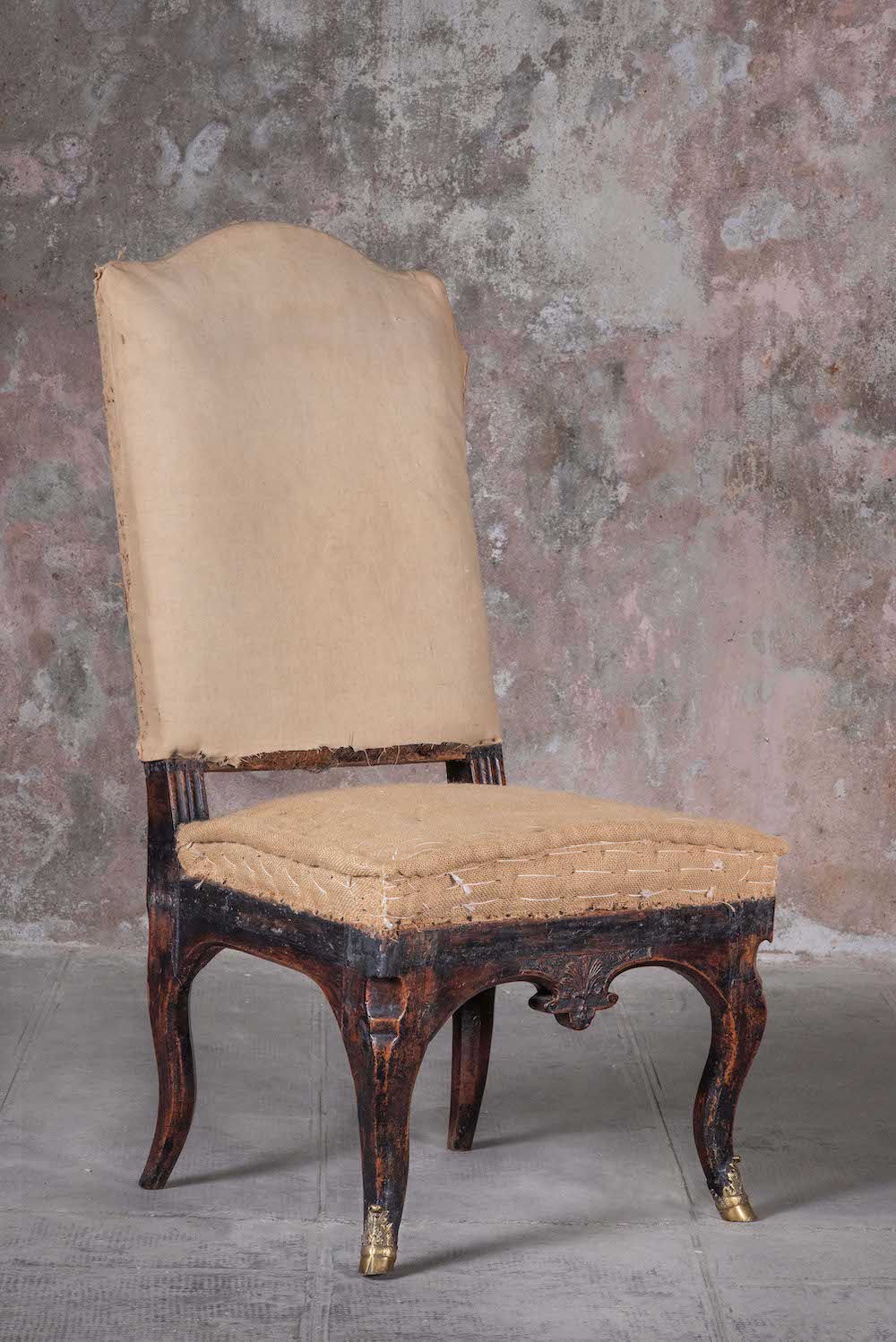imagen 4 de ¿Te seducen las antigüedades? Atento a estas sillas rescatadas en un castillo de la Provenza francesa.