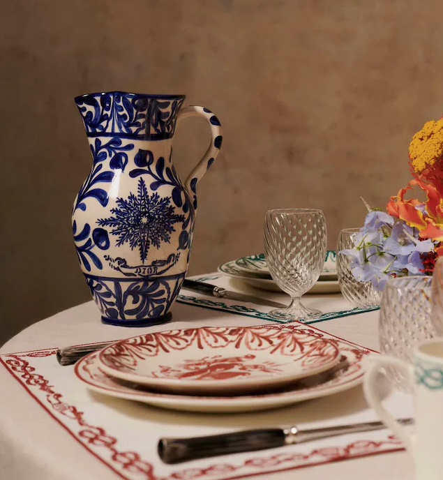 imagen 3 de Dior y hogar: la elegancia de Maria Grazia Chiuri se asienta en la mesa.