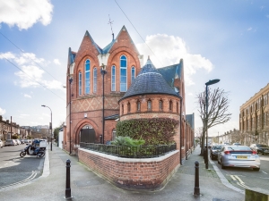 Kenmont Gardens Church: una casa como una iglesia.