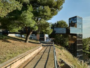 Un ascensor urbano que salva un desnivel intransitable.