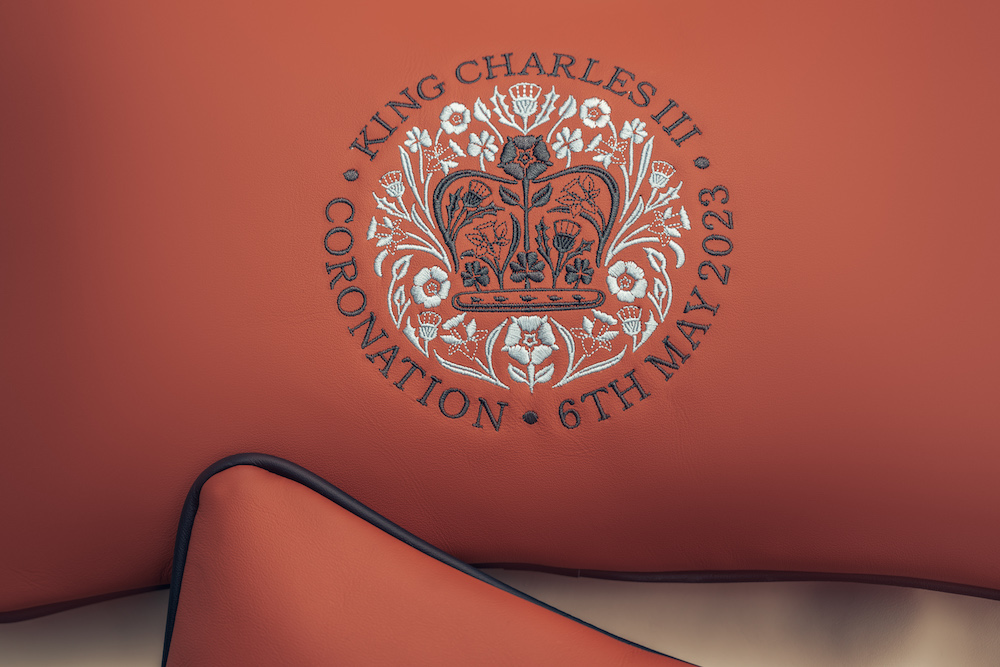 imagen 5 de Bentley diseña unos bonitos cojines para celebrar la coronación de Carlos III de Inglaterra.