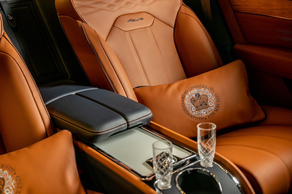 imagen 12 de Bentley diseña unos bonitos cojines para celebrar la coronación de Carlos III de Inglaterra.