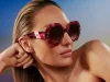 Candice Swanepoel a ojos y gafas de Carolina Herrera.