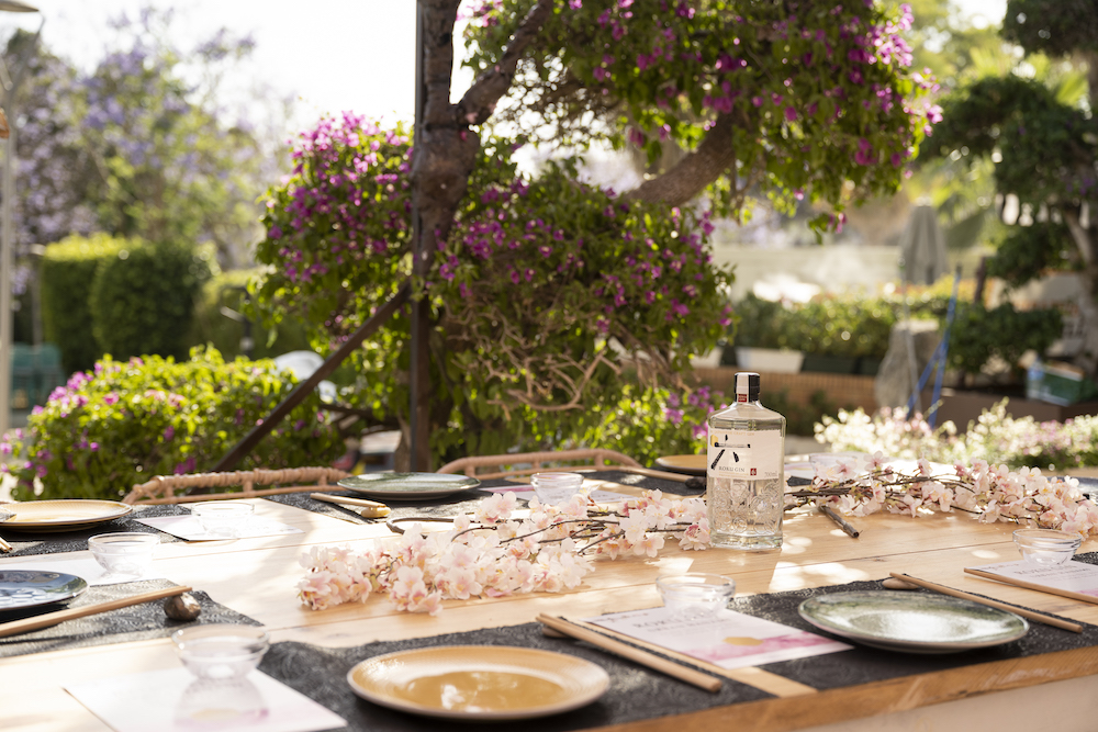 imagen 5 de Urban Hanami: Roku Gin lleva la sakura japonesa a Sevilla hasta el 21 de junio.