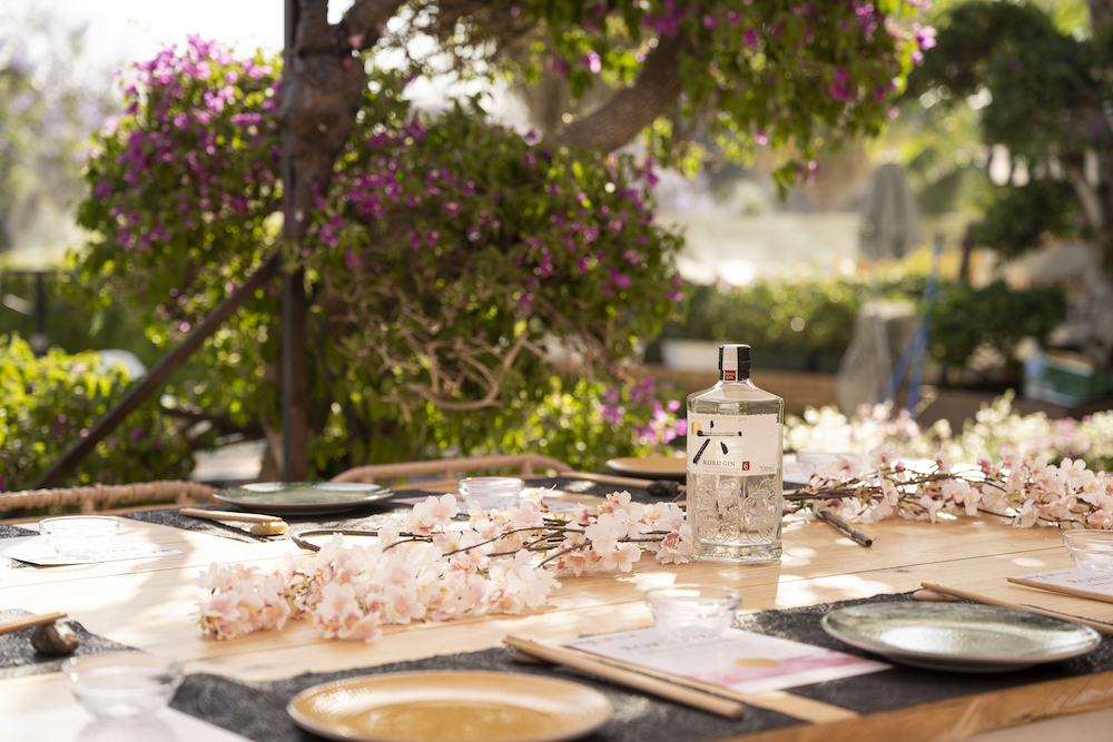 imagen 6 de Urban Hanami: Roku Gin lleva la sakura japonesa a Sevilla hasta el 21 de junio.