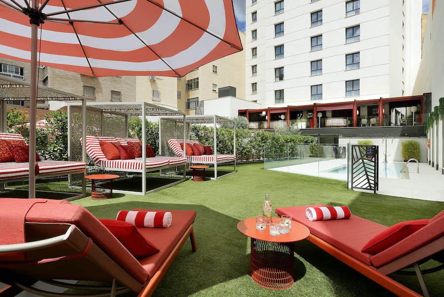imagen 4 de El Hard Rock Hotel Madrid abre su piscina al público en general.
