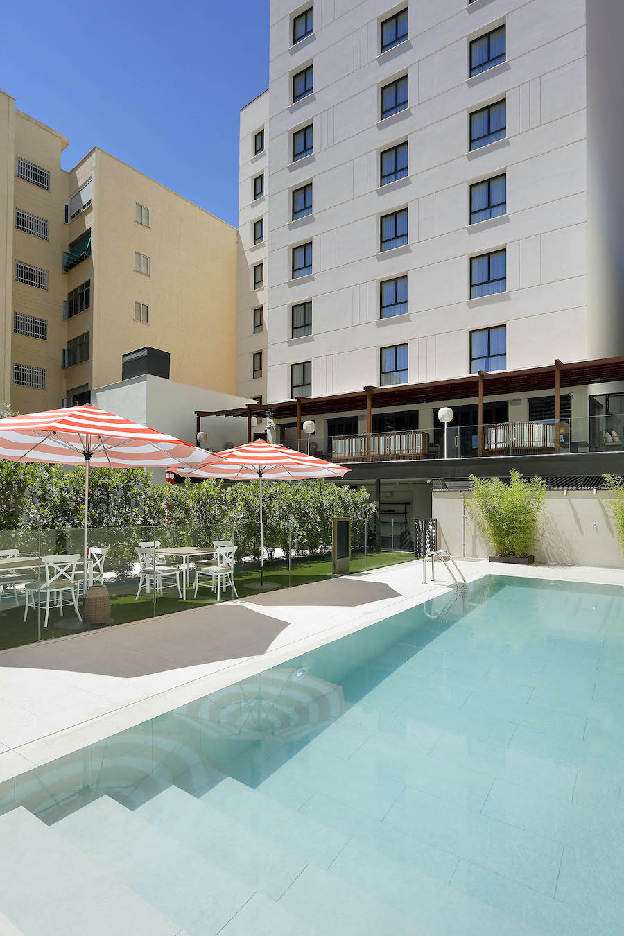 imagen 7 de El Hard Rock Hotel Madrid abre su piscina al público en general.