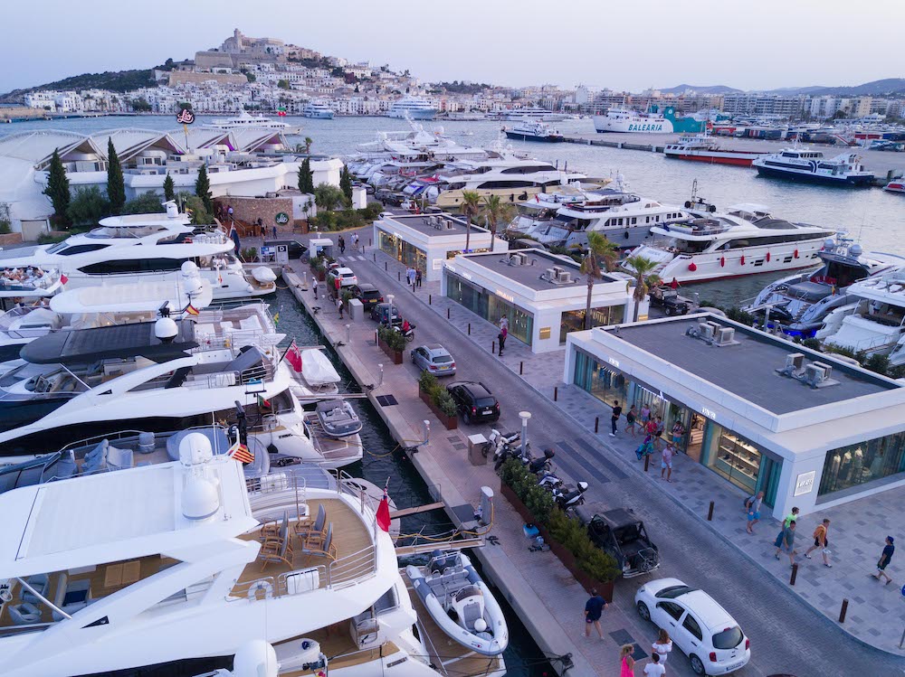 imagen 1 de Fendi y Bottega Veneta se instalan en la Marina Ibiza.