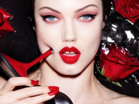 Lindsey Wixson pone pies a lo nuevo de Sergio Rossi.