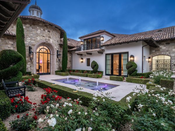 John Fogerty vende su casa en Hidden Valley por 20 millones de dólares.