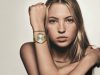 Lila Moss y las joyas y relojes de Calvin Klein.