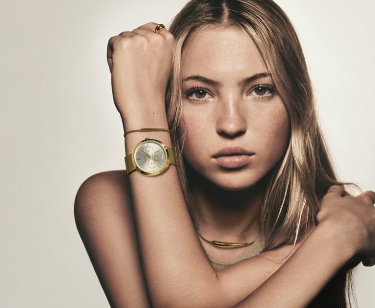 imagen 2 de Lila Moss y las joyas y relojes de Calvin Klein.