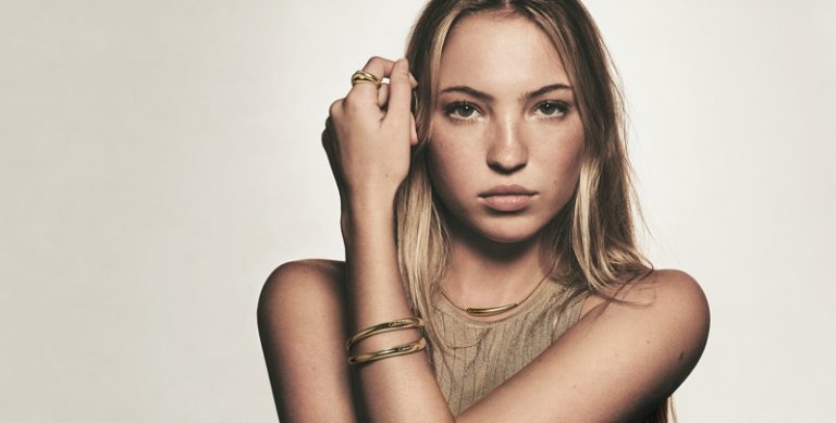 imagen 3 de Lila Moss y las joyas y relojes de Calvin Klein.