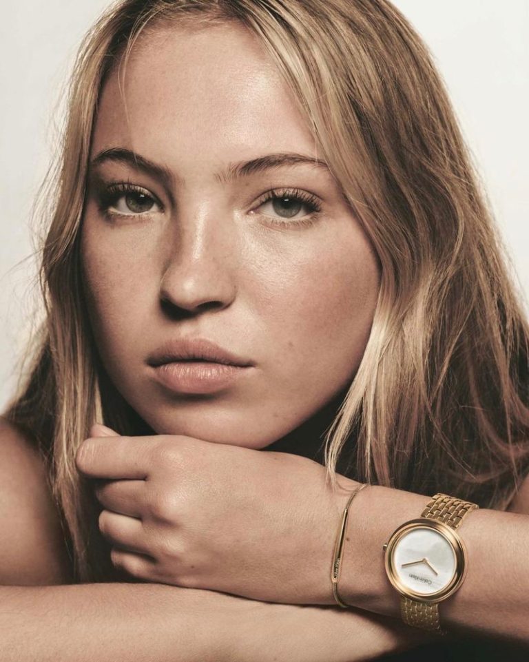 imagen 4 de Lila Moss y las joyas y relojes de Calvin Klein.