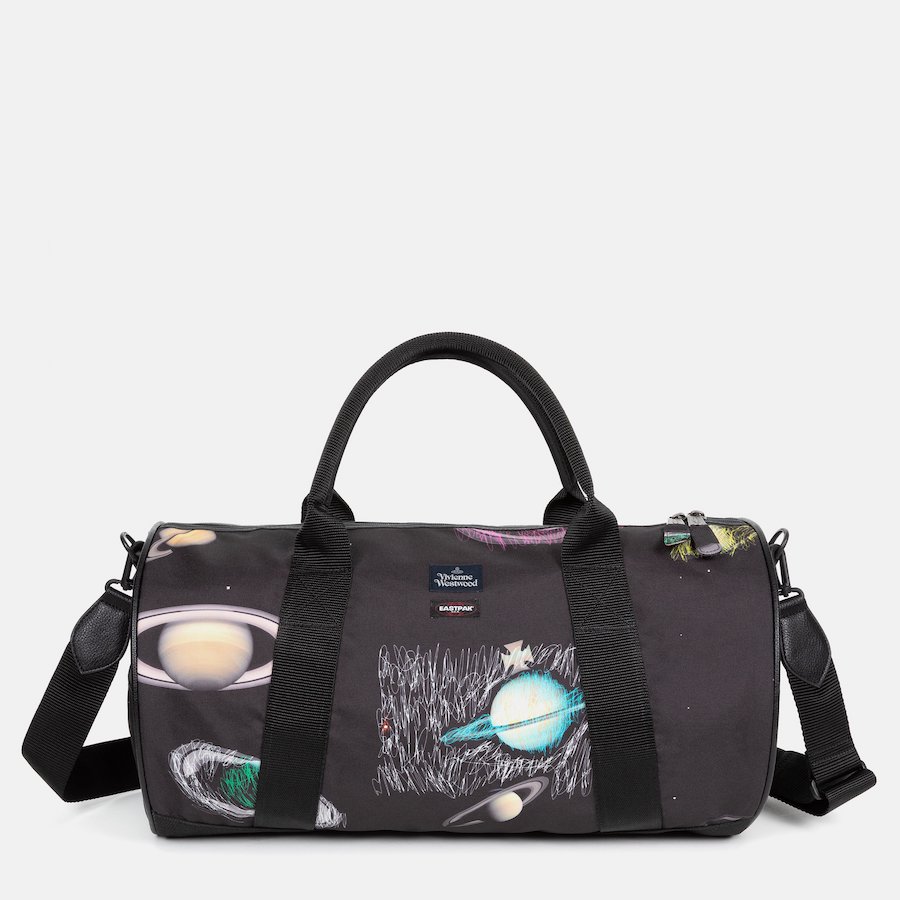 imagen 10 de Vivienne Westwood x Eastpak: una colección de bolsas y mochilas espaciales.