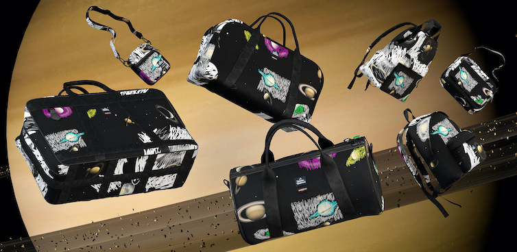 imagen 1 de Vivienne Westwood x Eastpak: una colección de bolsas y mochilas espaciales.