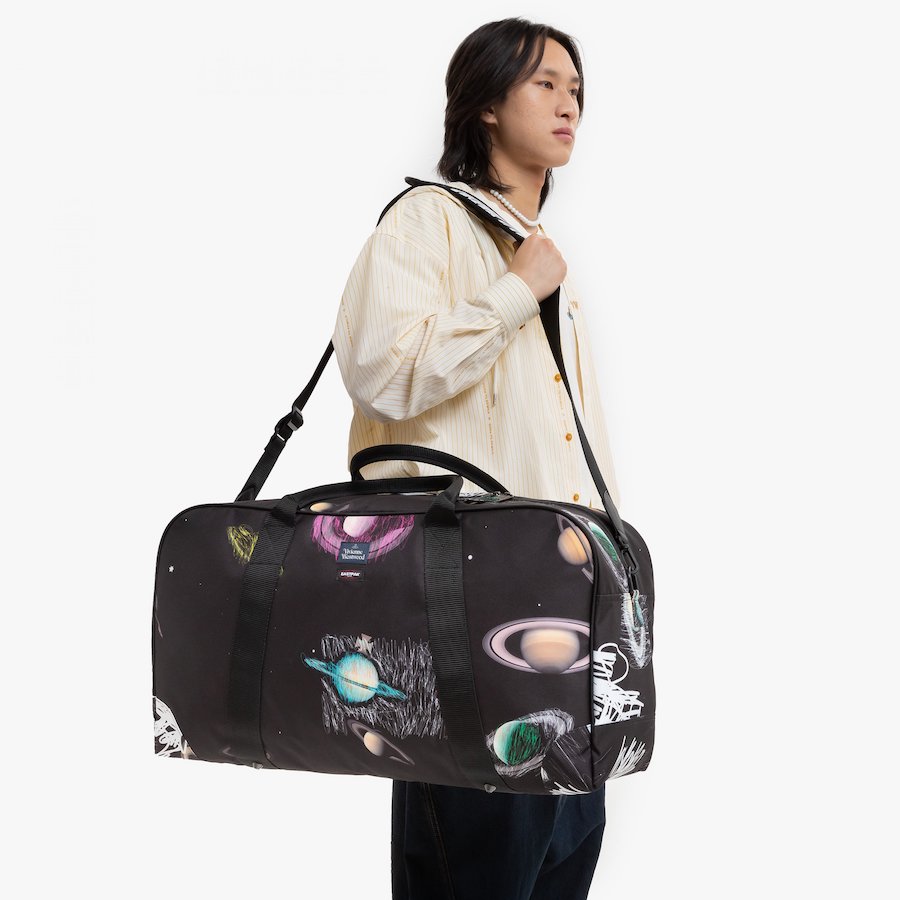 imagen 3 de Vivienne Westwood x Eastpak: una colección de bolsas y mochilas espaciales.