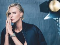 Charlize Theron y la hora Breitling Navitimer.