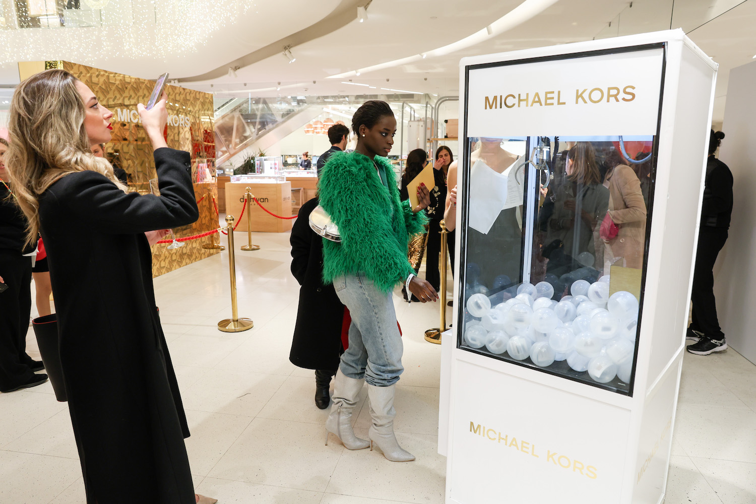 imagen 14 de Michael Kors estrena tienda en Madrid.