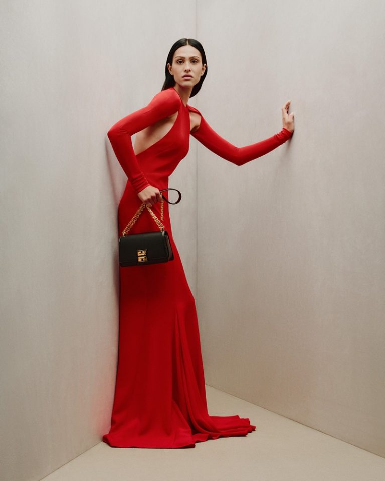 imagen 2 de Rojo, oro y negro: así es la Navidad Givenchy.