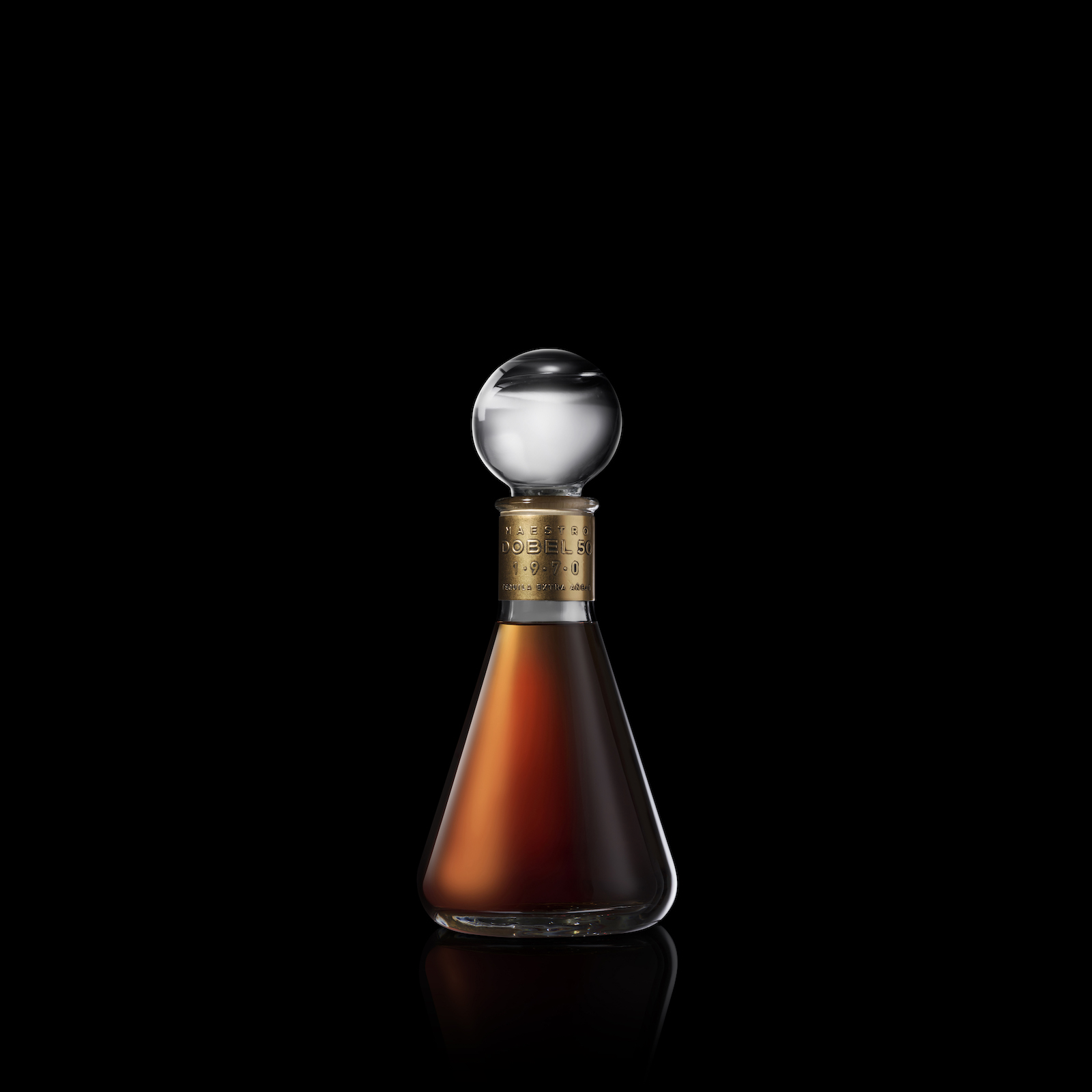 imagen 2 de Tequila Maestro Dobel 50, un elegante regalo espirituoso.