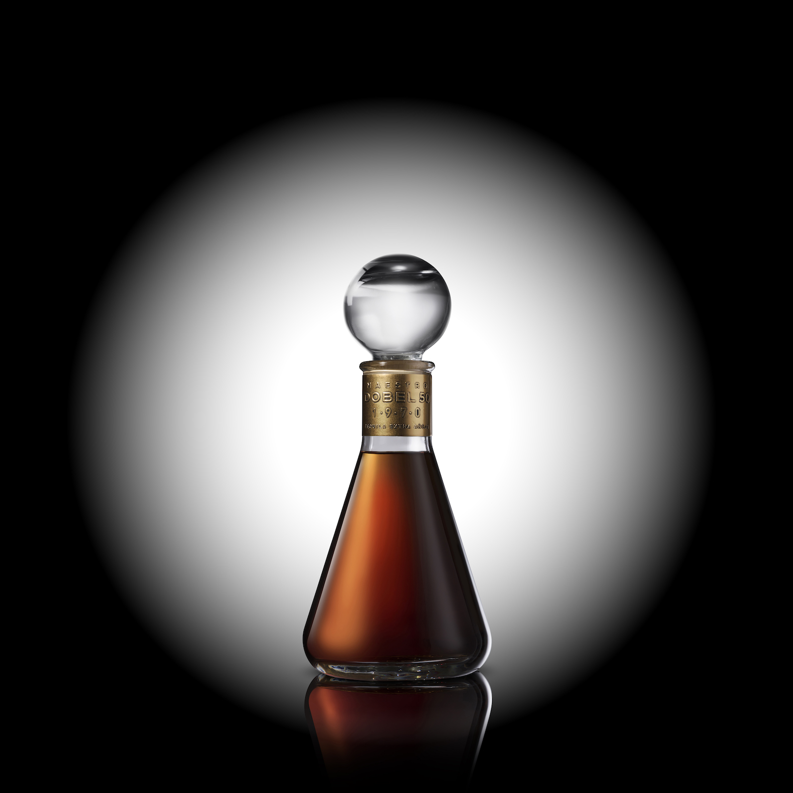 imagen 4 de Tequila Maestro Dobel 50, un elegante regalo espirituoso.
