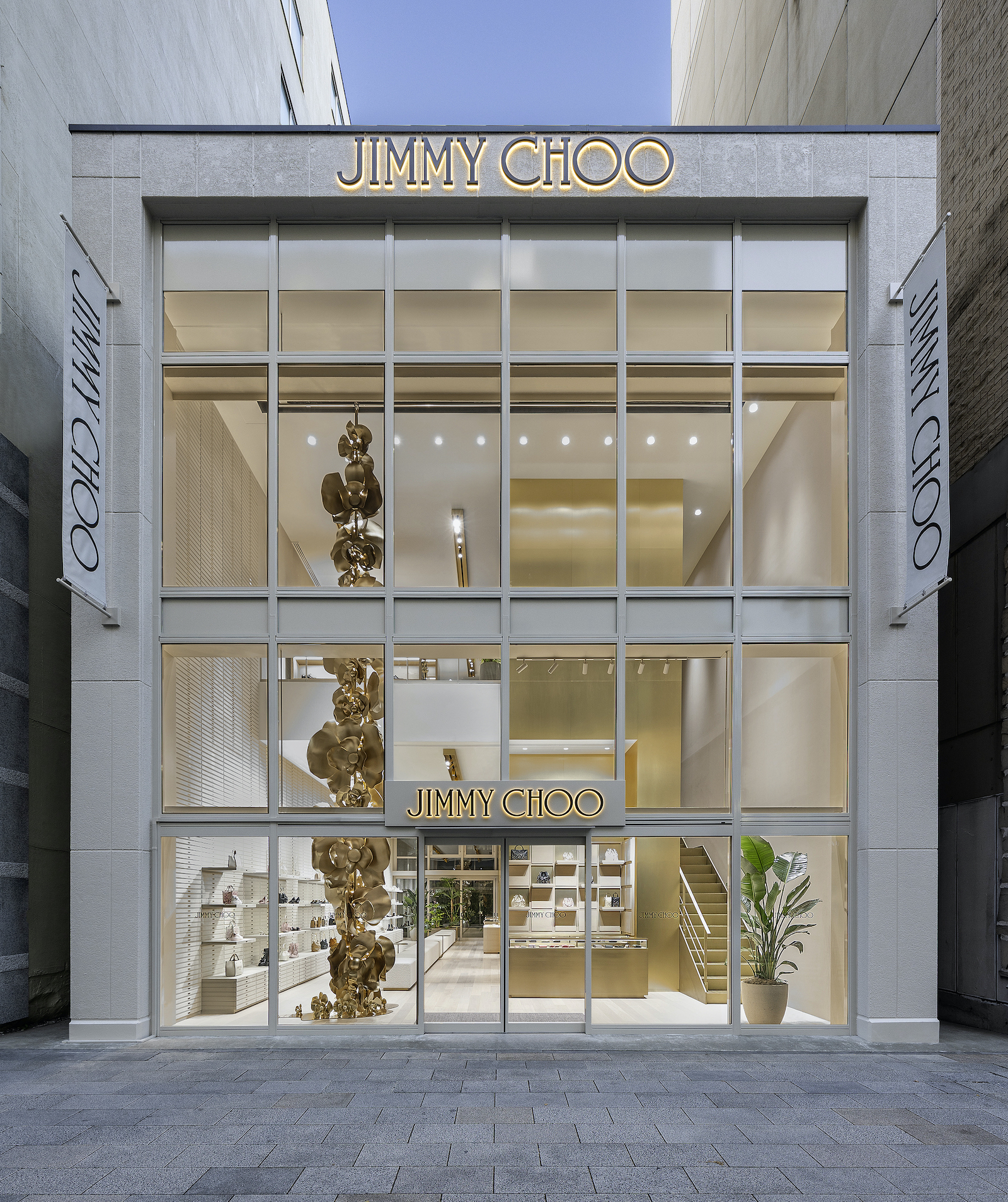 imagen 1 de Así es la nueva tienda de Jimmy Choo en Tokio.