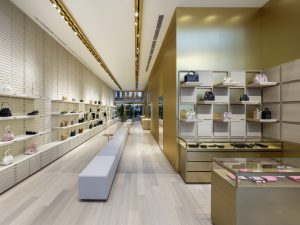 Así es la nueva tienda de Jimmy Choo en Tokio.