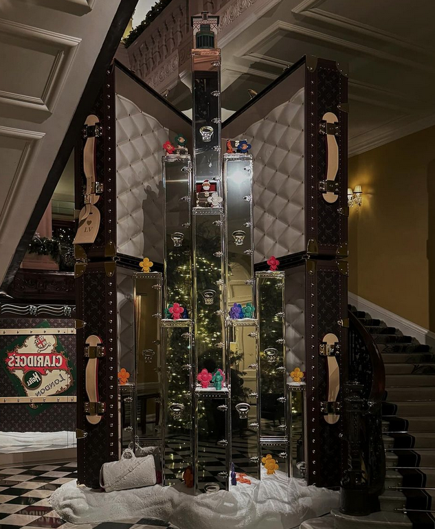 imagen 3 de El árbol de Navidad del Claridge’s es este año… una torre de maletas Louis Vuitton.