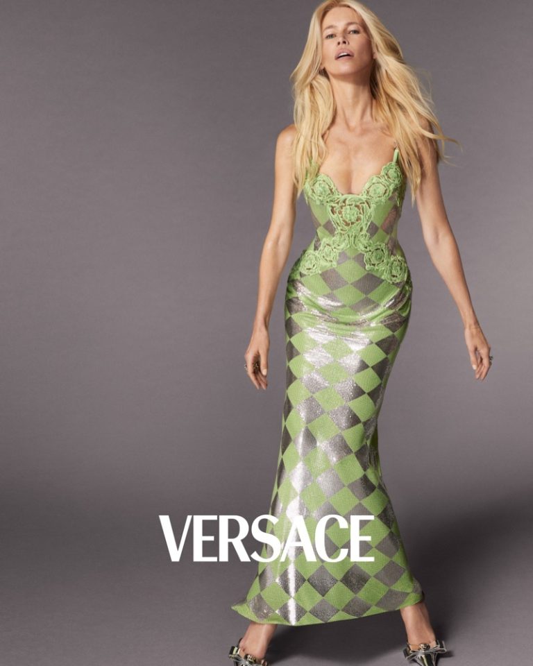 imagen 2 de Claudia Schiffer, tan bella como siempre y con Versace.