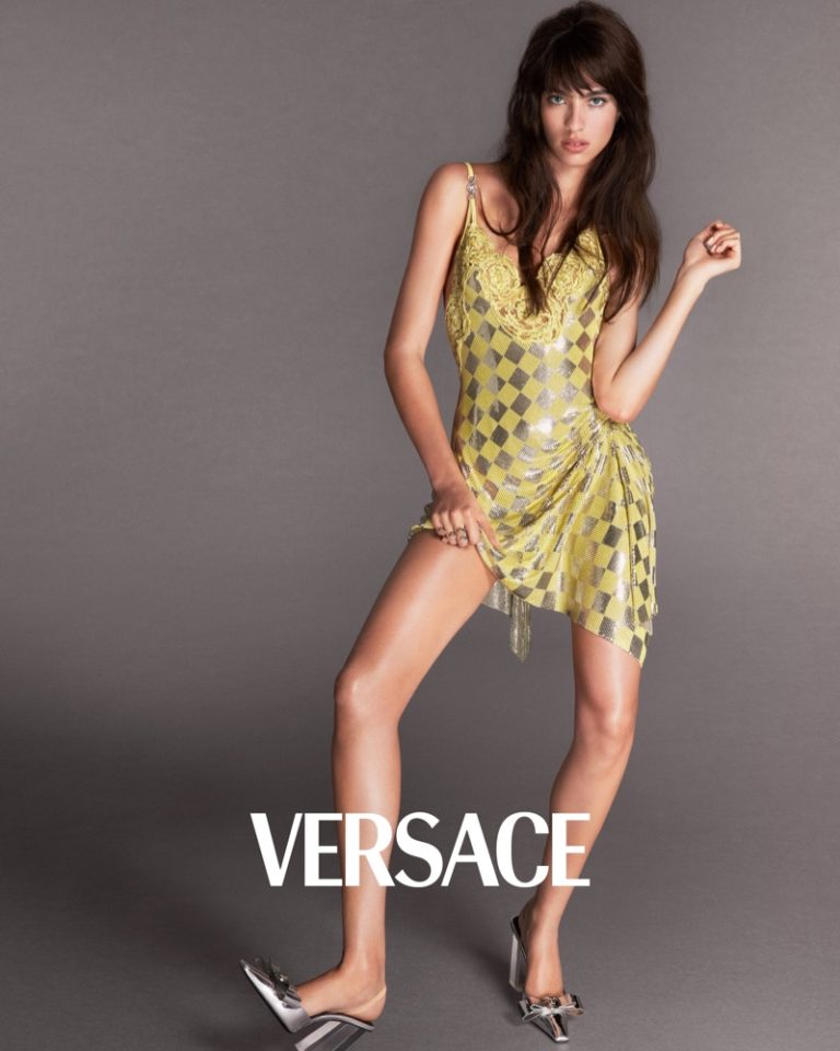 imagen 3 de Claudia Schiffer, tan bella como siempre y con Versace.
