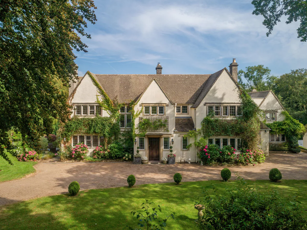imagen 1 de Se vende la casa en la que vivió Roger Moore, alias James Bond, en Gloucestershire.