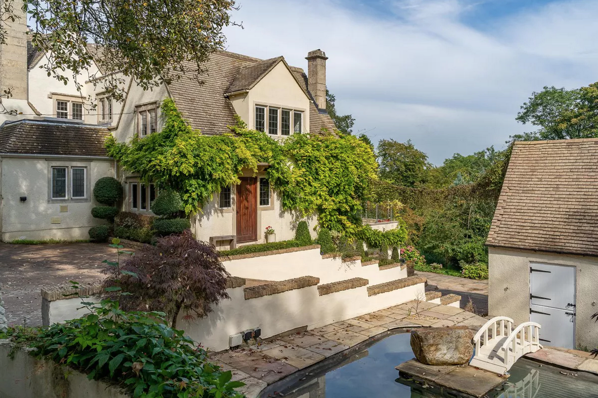 imagen 2 de Se vende la casa en la que vivió Roger Moore, alias James Bond, en Gloucestershire.