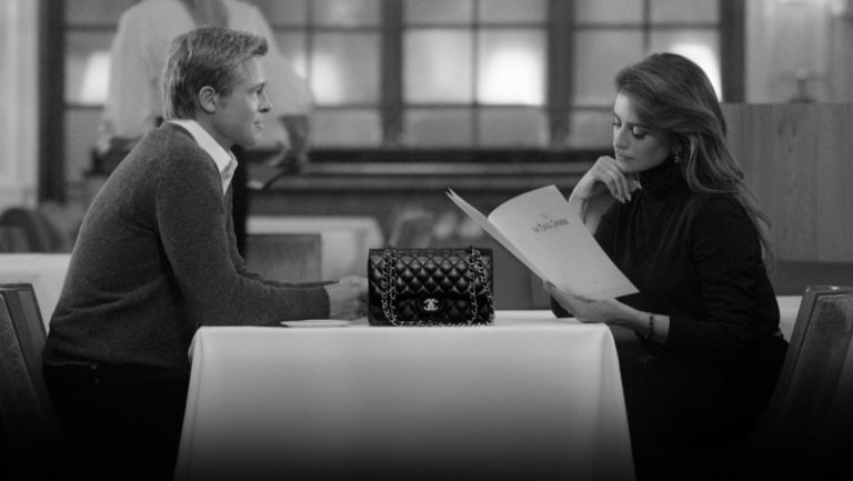 Un hombre, una mujer y un bolso de Chanel.