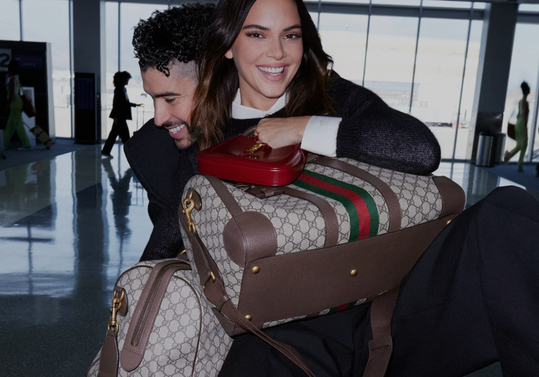imagen 1 de Kendall Jenner y Bud Bunny viajan con Gucci.
