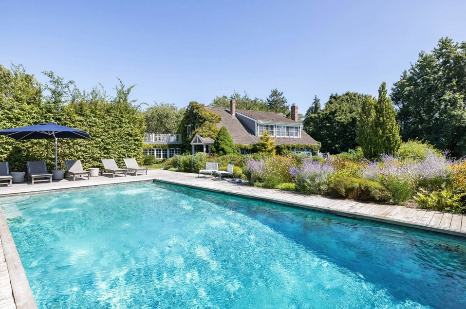 imagen 2 de Drew Barrymore vende su elegante casa en Los Hamptons.