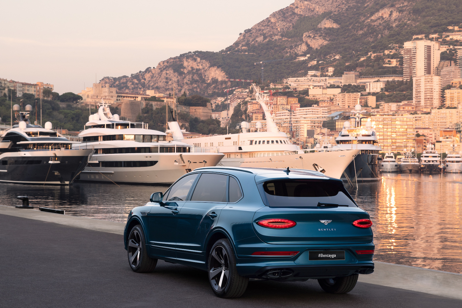 imagen 2 de Bentayga EWB Azure Riviera Collection, la inspiración náutica de Bentley.