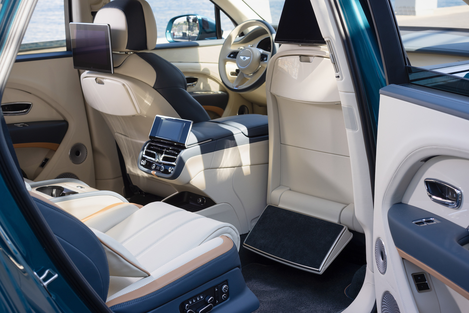 imagen 12 de Bentayga EWB Azure Riviera Collection, la inspiración náutica de Bentley.