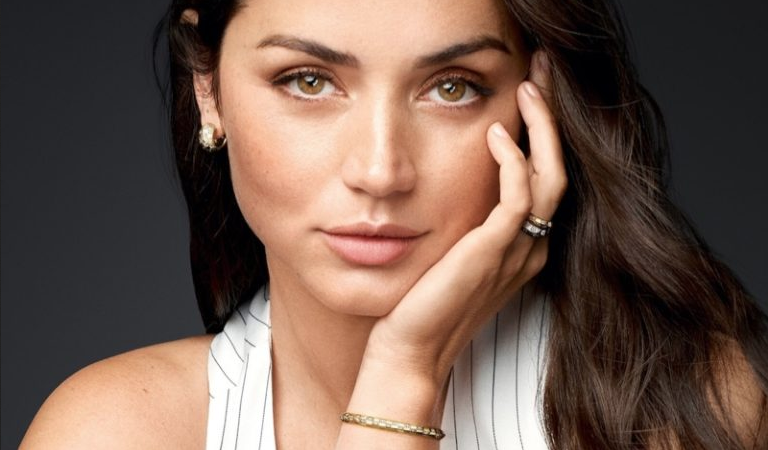 Ana de Armas presenta las nuevas joyas de Louis Vuitton.