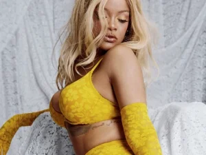 Imagen de Rihanna se desnuda en fucsia, amarillo… y animal print.