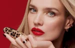 El Rouge Guerlain viste animal print.