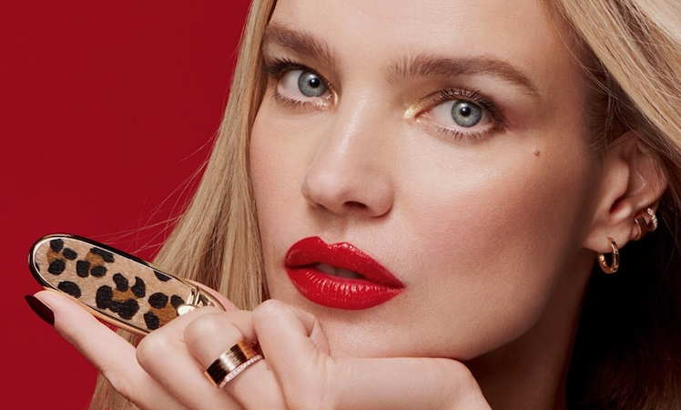 El Rouge Guerlain viste animal print.