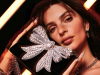 Emily Ratajkowski brilla en oro y plata para Kurt Geiger.