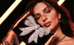 Emily Ratajkowski brilla en oro y plata para Kurt Geiger.