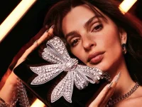 Emily Ratajkowski brilla en oro y plata para Kurt Geiger.