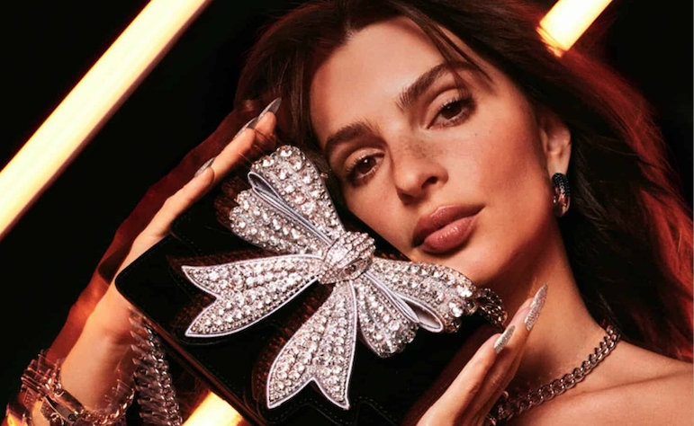 imagen 7 de Emily Ratajkowski brilla en oro y plata para Kurt Geiger.