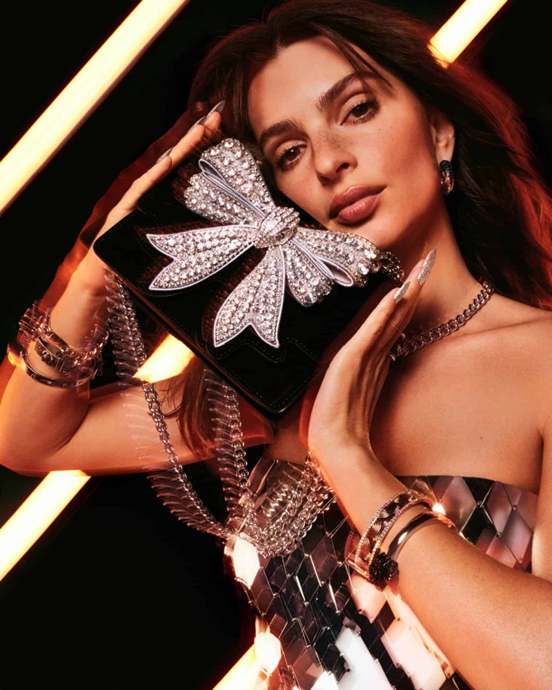 imagen 2 de Emily Ratajkowski brilla en oro y plata para Kurt Geiger.