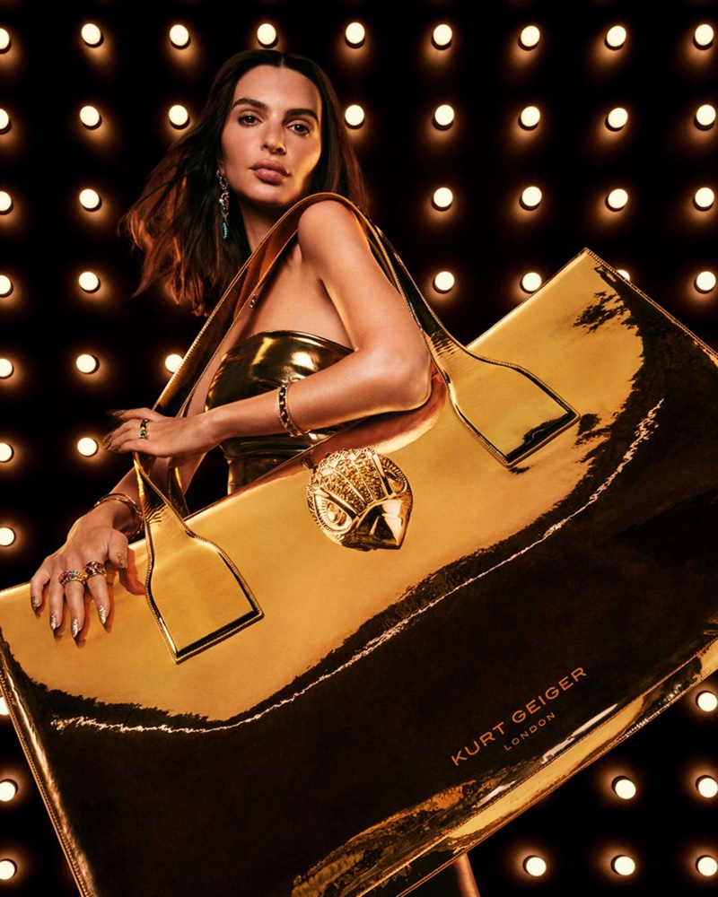 imagen 5 de Emily Ratajkowski brilla en oro y plata para Kurt Geiger.