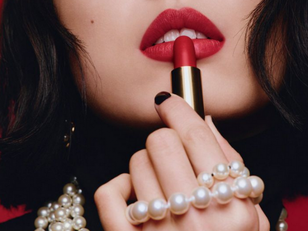 Rouge Allure Velvet Les Perles… Rojo nacarado y Chanel.