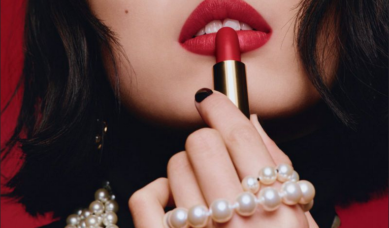 Rouge Allure Velvet Les Perles… Rojo nacarado y Chanel.